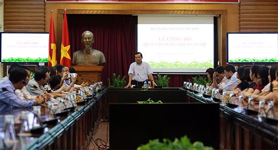 Vụ trưởng Vụ Tổ chức cán bộ Nguyễn Văn Tấn thông báo các quyết định luân chuyển, bổ nhiệm
